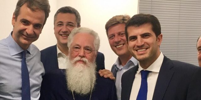 Καθηγητής του Μητσοτάκη στο Κολέγιο Αθηνών, ο ιερέας που έκανε τον αγιασμό στα νέα γραφεία της ΝΔ