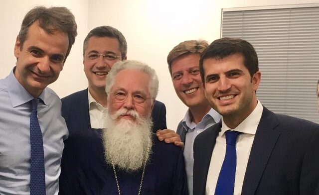 Καθηγητής του Μητσοτάκη στο Κολέγιο Αθηνών, ο ιερέας που έκανε τον αγιασμό στα νέα γραφεία της ΝΔ