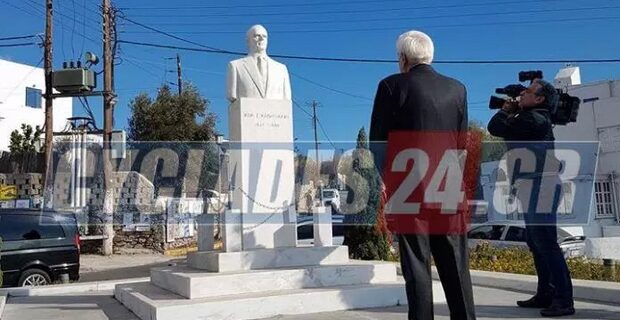 Η συγκίνηση του Προέδρου της Δημοκρατίας μπροστά στο άγαλμα του Καραμανλή