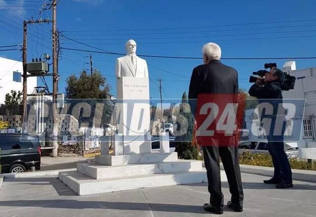 Η συγκίνηση του Προέδρου της Δημοκρατίας μπροστά στο άγαλμα του Καραμανλή