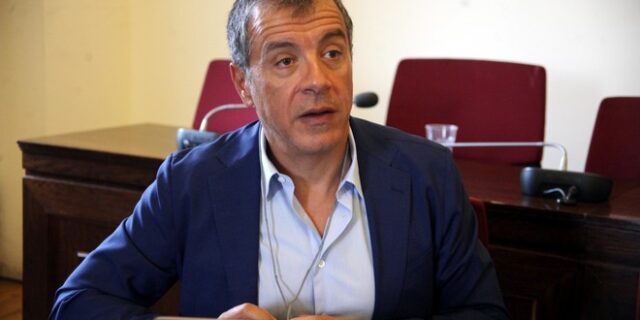 Να δράσουν πολιτικά απέναντι στο λαϊκισμό, καλεί τους πολίτες ο Θεοδωράκης