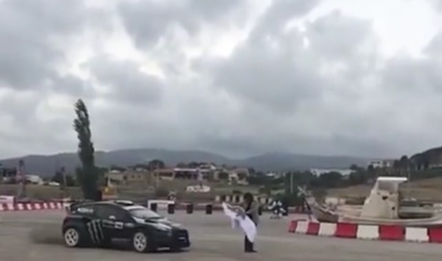 Ο Ken Block ντριφτάρει στον Μαραθώνα και ο Ψινάκης του κουνάει τη σημαία