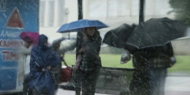 Καταιγίδες και σημαντική πτώση της θερμοκρασίας