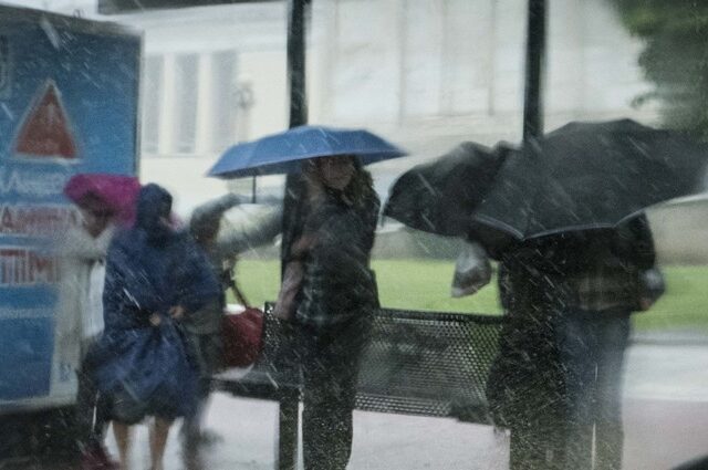 Καταιγίδες και σημαντική πτώση της θερμοκρασίας