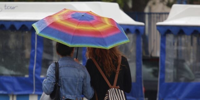 Συννεφιά και τοπικές βροχές