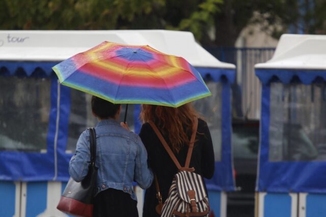 Συννεφιά και τοπικές βροχές
