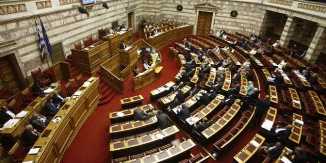 Πυρ ομαδόν από ΝΔ, ΠΑΣΟΚ και Ποτάμι για συνταγματική αναθεώρηση