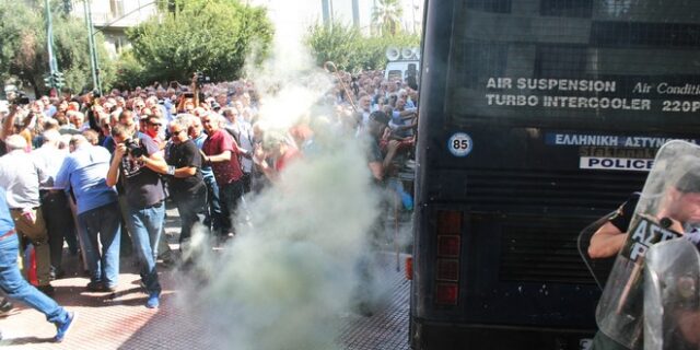 Εντοπίστηκε ο αστυνομικός που έριξε το δακρυγόνο στους συνταξιούχους
