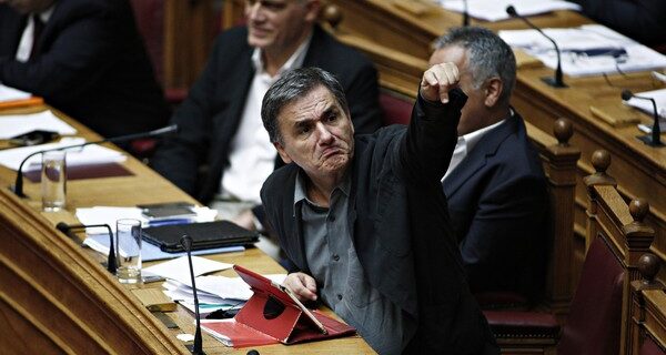 Ο Τσακαλώτος ξεκίνησε την ‘διαβολοβδομάδα’ πυροβολώντας το πόδι του