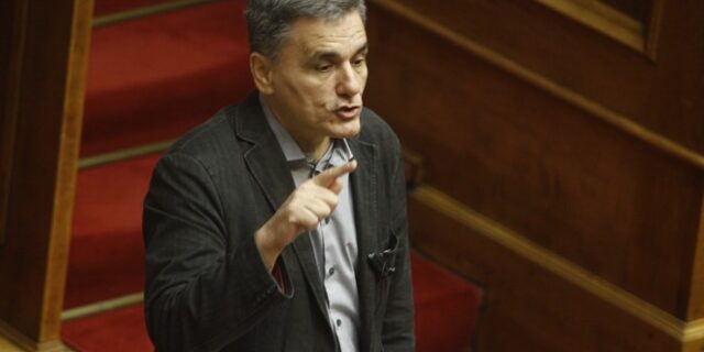 Κριτική σε ΕΕ και ΔΝΤ