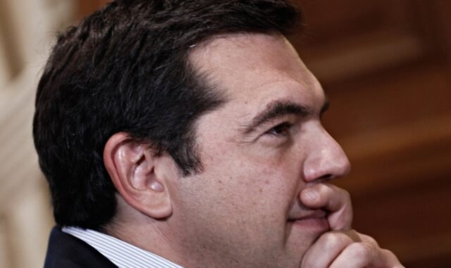 Τσίπρας: Τα έσοδα ‘κόβουν’ τον κόφτη