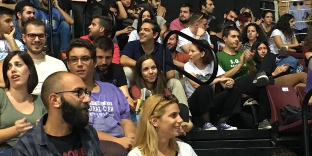 Με νεολαίους στις κερκίδες παρακολούθησε το συνέδριο ο Τσίπρας