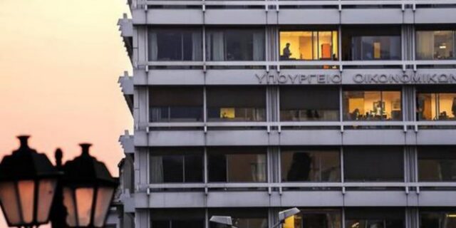 Υπέρβαση 2,3 δις των εσόδων το 10μηνο