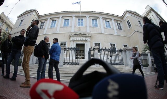 Κρίσιμη εβδομάδα για τις τηλεοπτικές άδειες