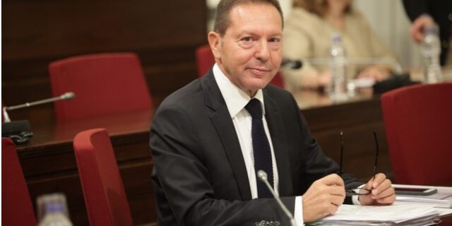 Άσχετοι, επικίνδυνοι ή απλώς κολλημένοι με τον Στουρνάρα