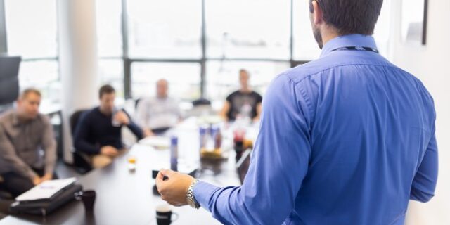 ΟΟΣΑ: Μειώθηκε στο μισό ο αριθμός των εργαζόμενων νέων στην Ελλάδα