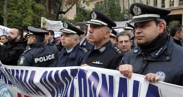 Ένστολοι έχουν αποκλείσει την είσοδο του ΓΛΚ