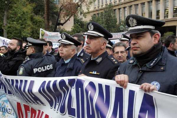 Ένστολοι έχουν αποκλείσει την είσοδο του ΓΛΚ