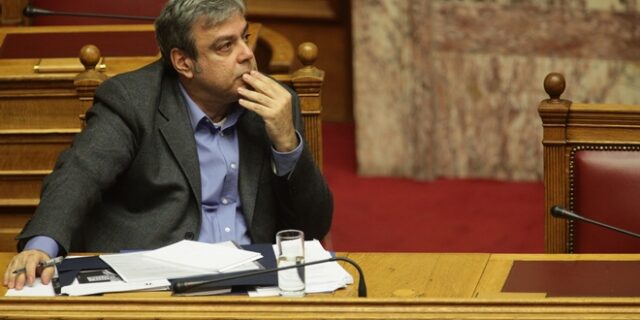 Βερναρδάκης: Επιμένει να αποκαλεί φασίστα των πρόεδρο των ολυμπιονικών με αναπηρία