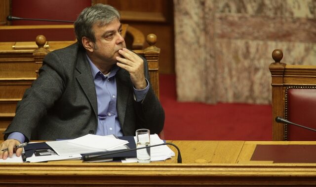 Βερναρδάκης: Επιμένει να αποκαλεί φασίστα των πρόεδρο των ολυμπιονικών με αναπηρία