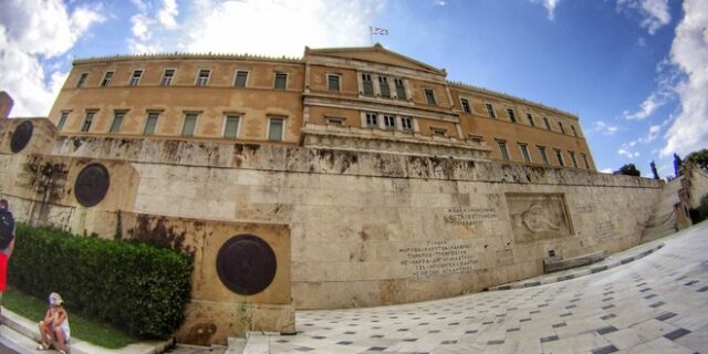 Βουλή: Απαραίτητη η αναθεώρηση των στόχων για πρωτογενή πλεονάσματα