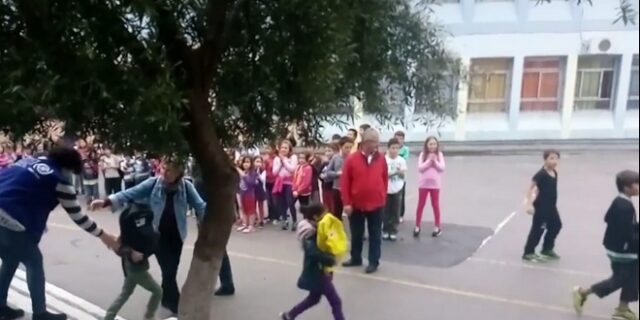 Μαθητές δείχνουν τον δρόμο και υποδέχονται με χειροκρότημα τα προσφυγόπουλα