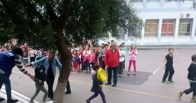 Μαθητές δείχνουν τον δρόμο και υποδέχονται με χειροκρότημα τα προσφυγόπουλα