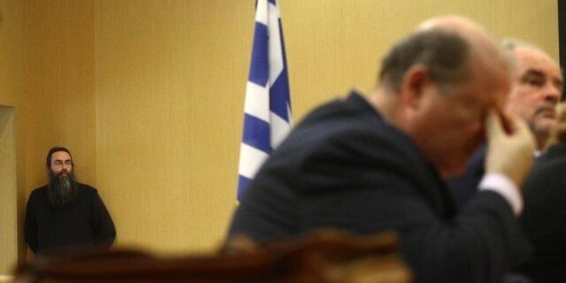 Ο παπάς πίσω από το Φίλη