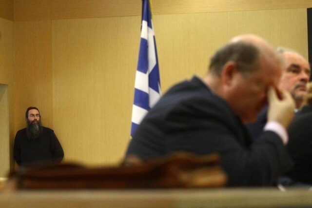 Ο παπάς πίσω από το Φίλη