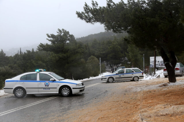 Διακόπηκε η κυκλοφορία στη Λ. Πάρνηθος από το τελεφερίκ και πάνω λόγω χιονόπτωσης