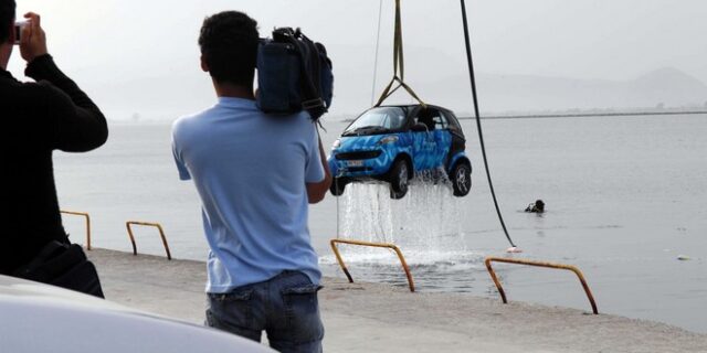 Ικαρία: Αντί να επιβιβαστεί στο πλοίο, έπεσε με το αυτοκίνητό της στη θάλασσα
