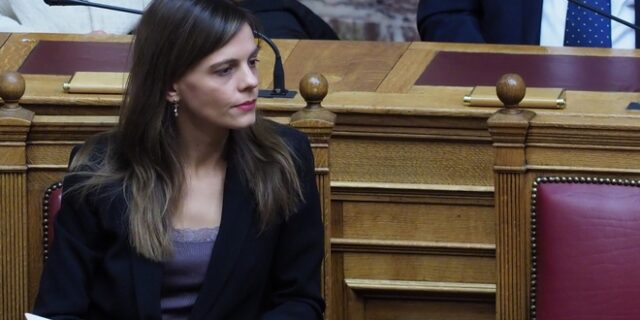Στο στόχαστρο της υπουργού Εργασίας η αδήλωτη εργασία