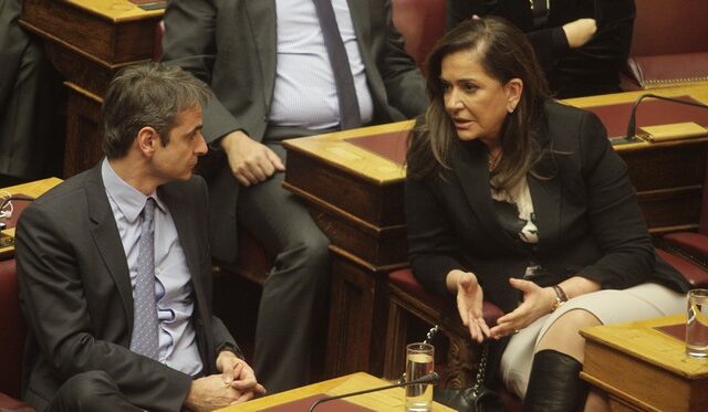 Η ΝΔ τα βάζει με Σόιμπλε για χρέος