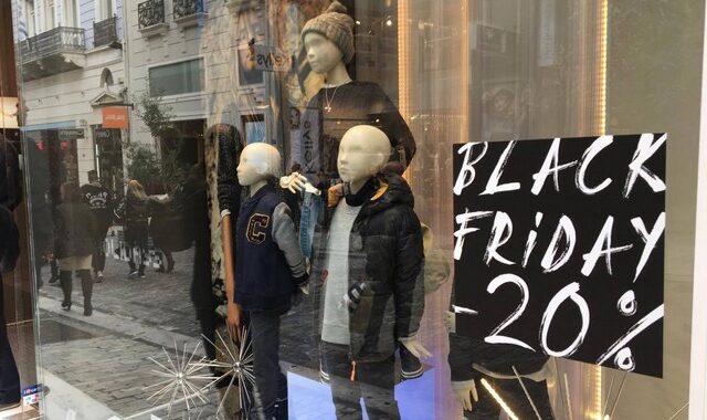 Black Friday: Οφέλη για τις μεγάλες επιχειρήσεις και φόβοι για τις μικρές