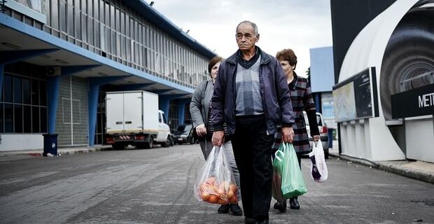 Independent: Η πληγή από το ελληνικό χρέος δεν είναι μόνο οικονομική, είναι και ανθρωπιστική