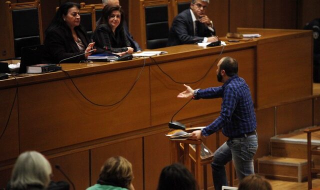 Διεκόπη η δίκη της Χρυσής Αυγής. Δεν άφησαν μάρτυρα να καταθέσει