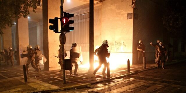 Σοβαρά επεισόδια στο κέντρο. Βόμβες μολότοφ και συγκρούσεις με ΜΑΤ
