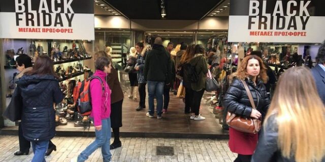 Black Friday: Λαοθάλασσα στην Ερμού για να προλάβουν τις προσφορές