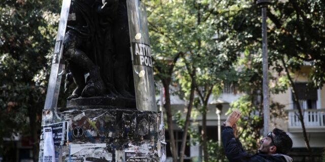 Πολυτεχνείο: Έκλεψαν ασπίδες αστυνομικών και έντυσαν το άγαλμα της πλατείας Εξαρχείων