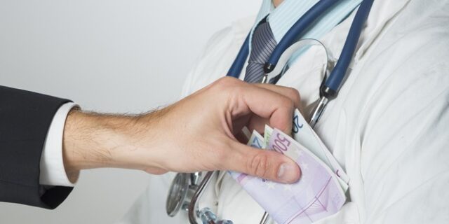 Ψηλά στις καταγγελίες για ‘φακελάκια γρηγορόσημα’ το υπουργείο Υγείας