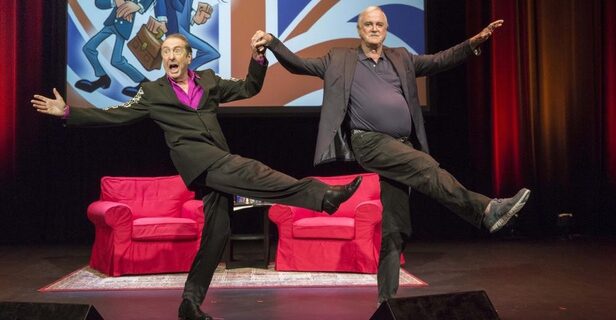 Fuck Selfies: Ο Τζον Κλιζ και ο Ερικ Αϊντλ των Monty Python ‘υμνούν’ τη μόδα των selfies!