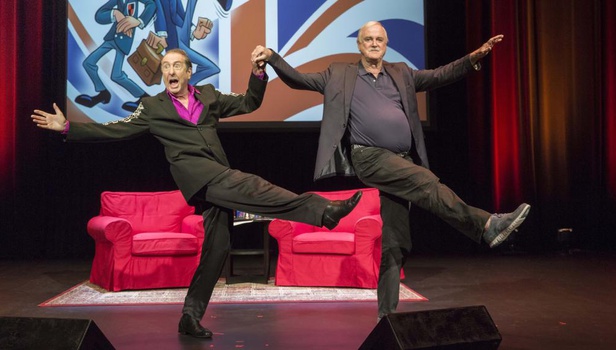 Fuck Selfies: Ο Τζον Κλιζ και ο Ερικ Αϊντλ των Monty Python ‘υμνούν’ τη μόδα των selfies!