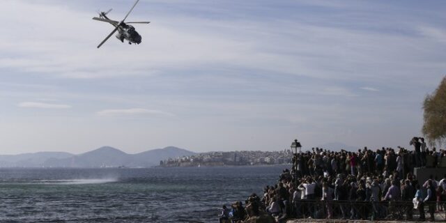 Φαντασμαγορικό θέαμα από τους Έλληνες πιλότους στη μαρίνα Φλοίσβου