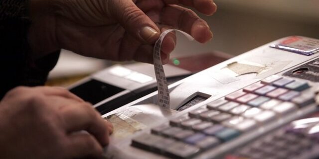 Μπαράζ εφόδων της Οικονομικής Αστυνομίας για ‘μαύρη εργασία’ και μη έκδοση αποδείξεων