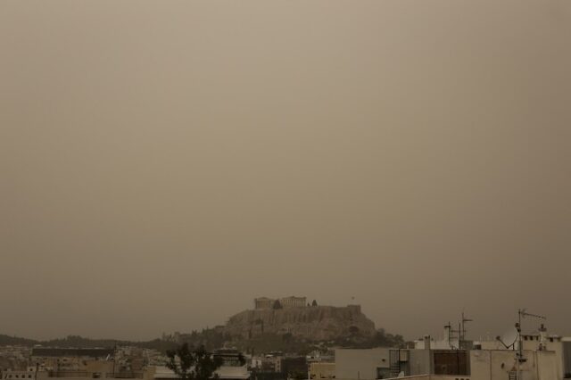 Άστατος καιρός και αποπνικτική ατμόσφαιρα λόγω σκόνης