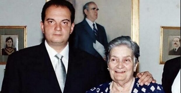 Ο Καραμανλής στη Μύκονο για την τελευταία επιθυμία της μητέρας του