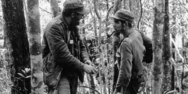 Μηχανή του Χρόνου: Τσε Γκεβάρα και Φιντέλ Κάστρο σε λαϊκό δικαστήριο στο βουνό