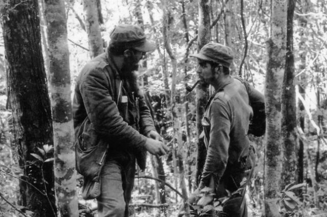 Μηχανή του Χρόνου: Τσε Γκεβάρα και Φιντέλ Κάστρο σε λαϊκό δικαστήριο στο βουνό