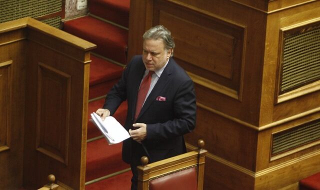 Σκληρή κόντρα Κατρούγκαλου με ΠΑΣΟΚ για το ασφαλιστικό