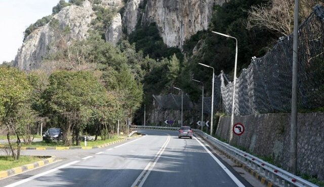Στην κυκλοφορία η εθνική οδός στα Τέμπη